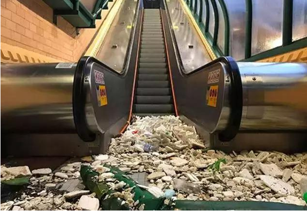 海水混雜著漂浮物涌入大樓內(nèi)，積水退去只剩下沉淀物。