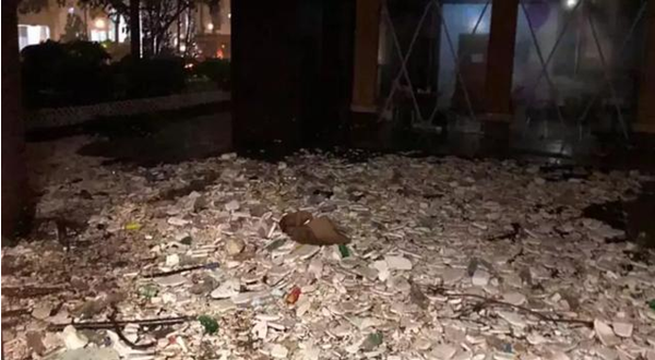 積水上漂浮著各種塑料瓶、塑料泡沫，令人作嘔。