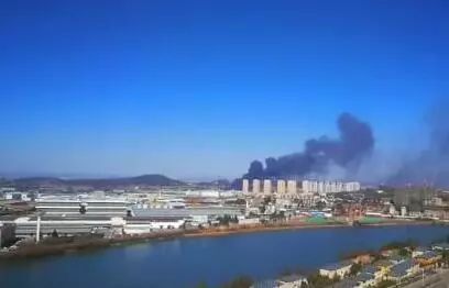 倉(cāng)庫(kù)里往外冒著滾滾黑煙，把周?chē)奶炜杖旧蠟鹾谏? class=